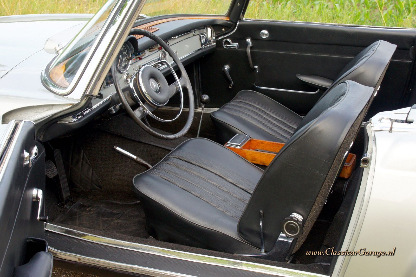 Мерседес Бенц 280 SL Pagoda Interior